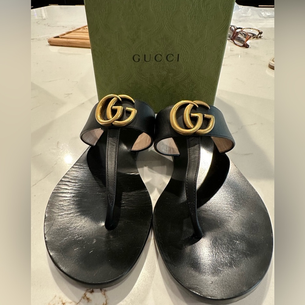 WOMEN'S GUCCI THONG SANDAL WITH DOUBLE G